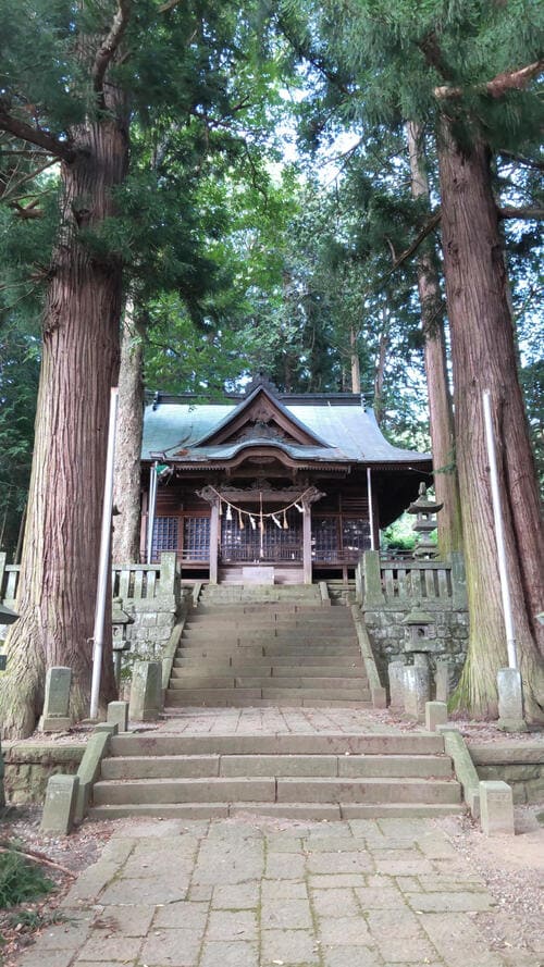 法性神社境内：参道から拝殿を望む